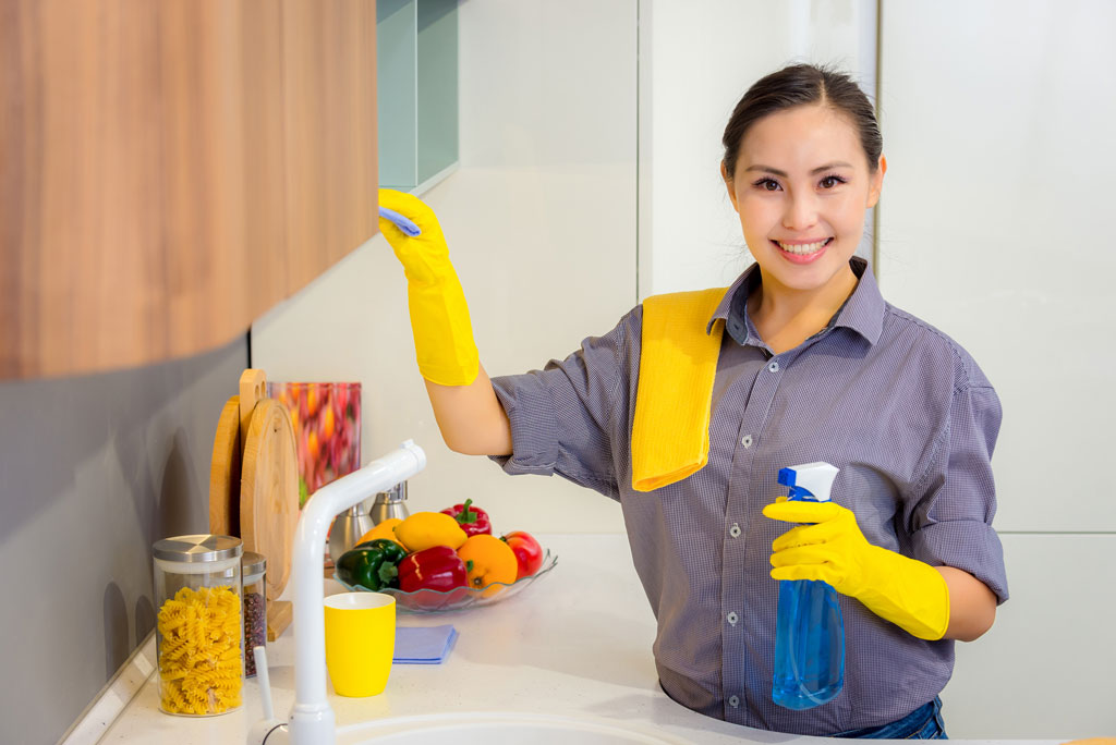 young beautiful asian woman housekeeping in the kitchen t20 YQeJKR